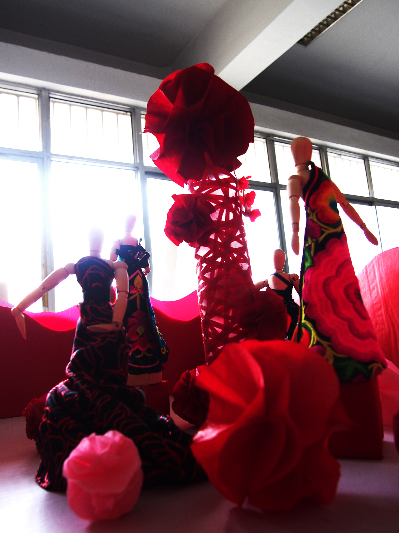 展示设计——龙的裙摆中国风服装定制展示（图ZMTI3MjEwNDQ=） - 展陈设计 - 站酷设计师饭团团原创素材 - 站酷ZCOOL