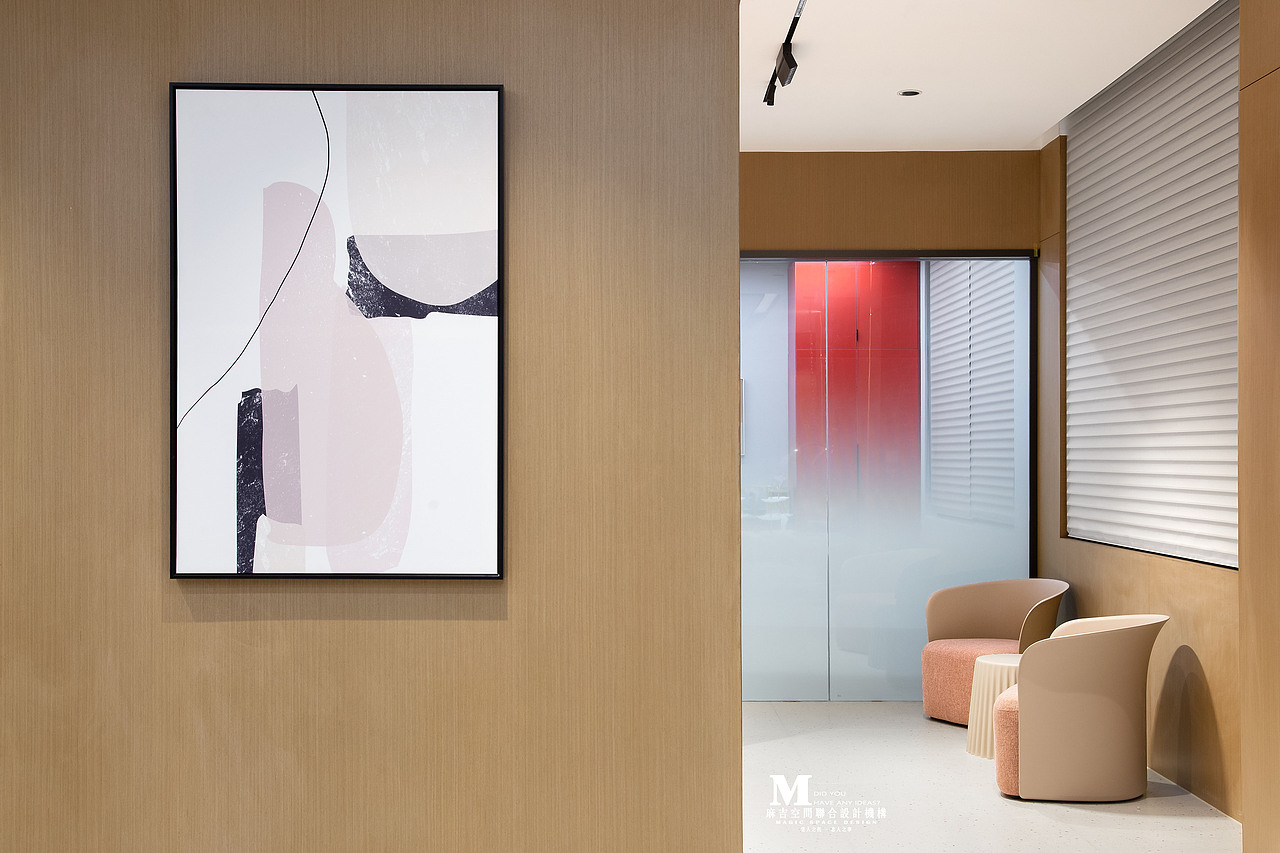 休闲互动区在儿童娱乐区的右侧面,是由阶梯排列的板材和异形彩色玻璃隔断组成,可供员工休息,简单会议,线上直播互动等多功能使用。