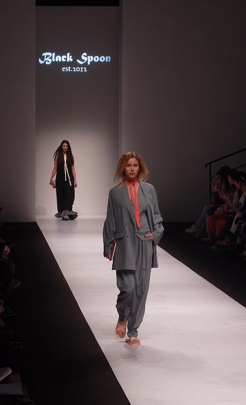 有网友这样评论道,“BLACK SPOON AW 2015,竟然出乎意料的美!”