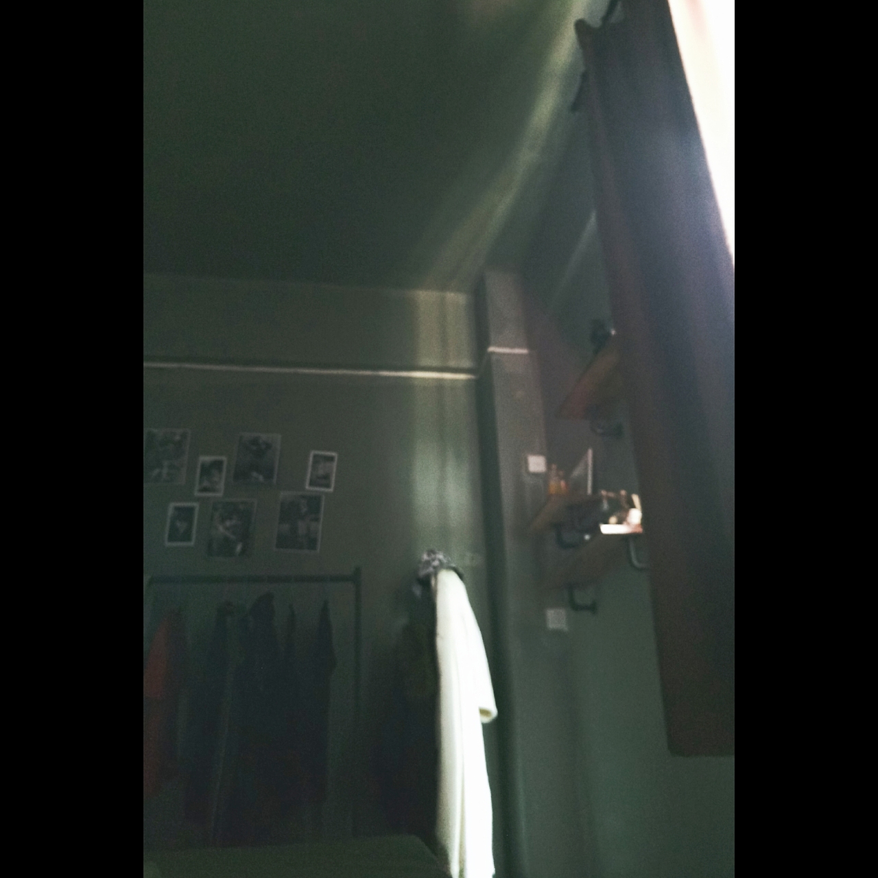 ↑(进门视角 壁台&衣架 射灯&自然光)