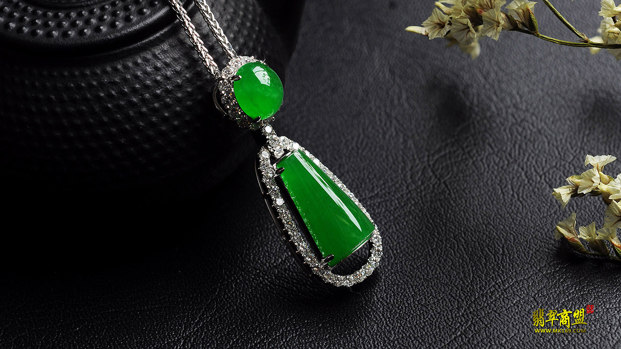 老坑冰种正阳绿天然翡翠精镶水滴坠