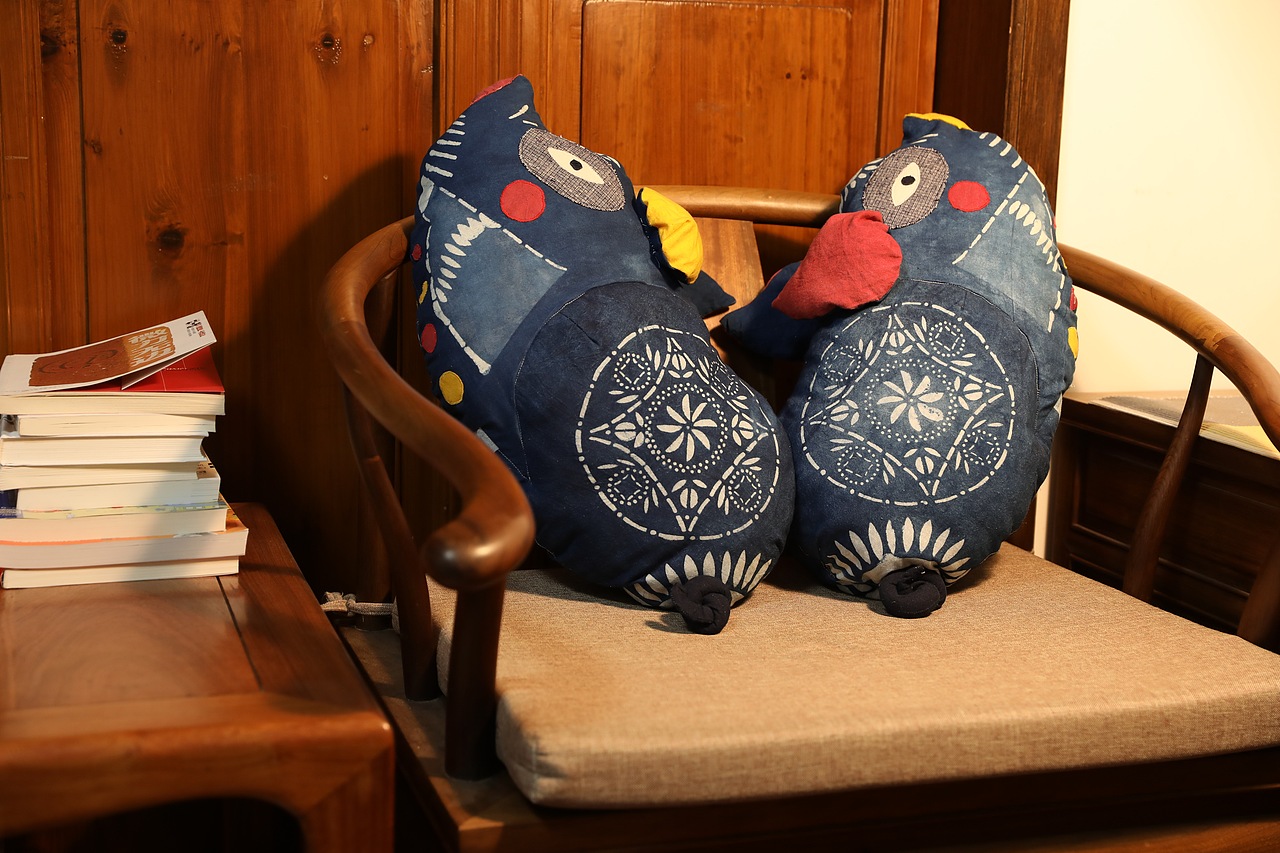 金猪报福 蓝印花布抱枕作品|手工艺|工艺品设计|微缩历史_原创作品