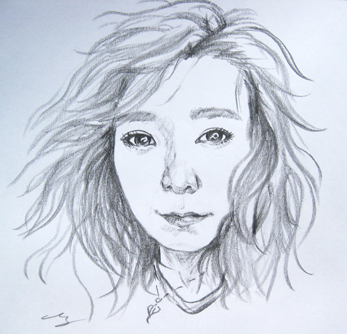 她是弯腰拍照的,结果有了发随风动的感觉