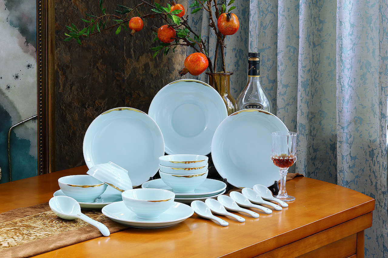 鎏金陶瓷餐具 室内自然光