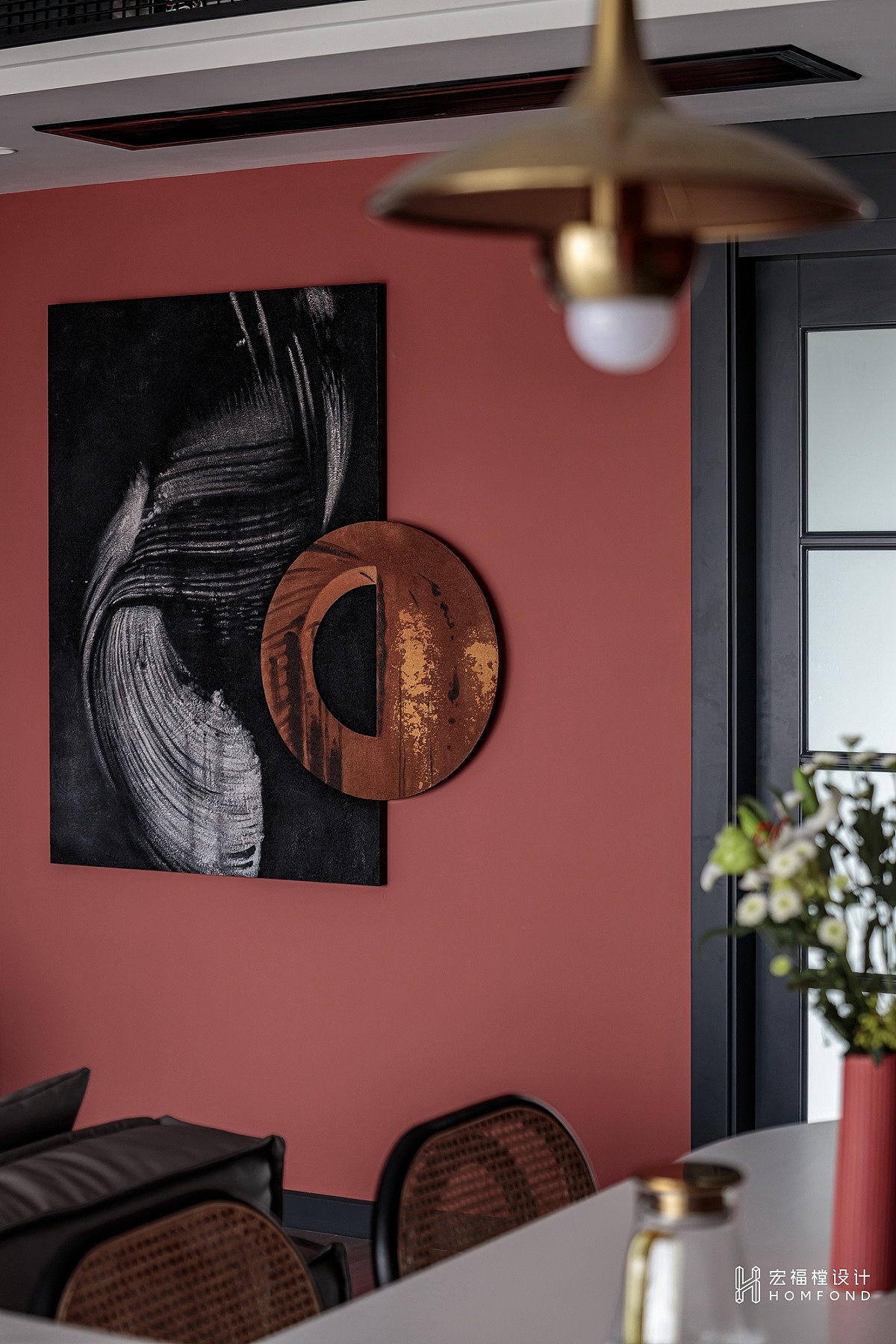 餐桌一侧以半圆型收边,与代表东方的圆融的吊灯、挂画,相互平衡串联。