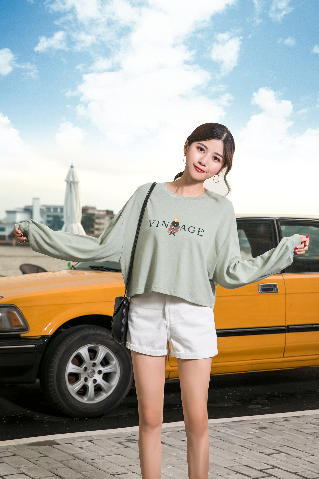 女生轻松休闲运动装户外拍摄