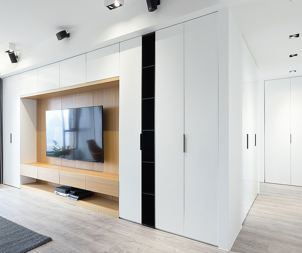 为了避免整体太多的白色加了一些黑色层板元素,目的是增加反差感