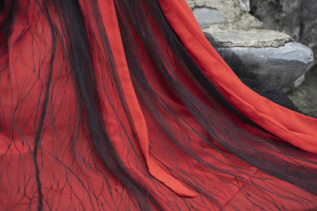 越罗衫袂迎春风,玉刻麒麟腰带红