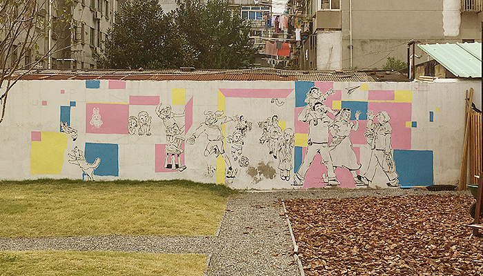 设计缤纷的色块作为背景,是想呼应建筑师设计的蓝色集装箱的同时将