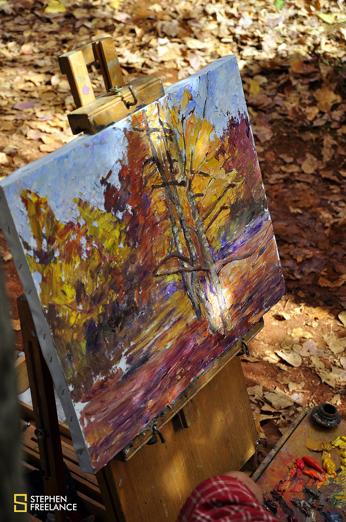 好久没有看到现场画油画了~老者用调色刀直接画的。