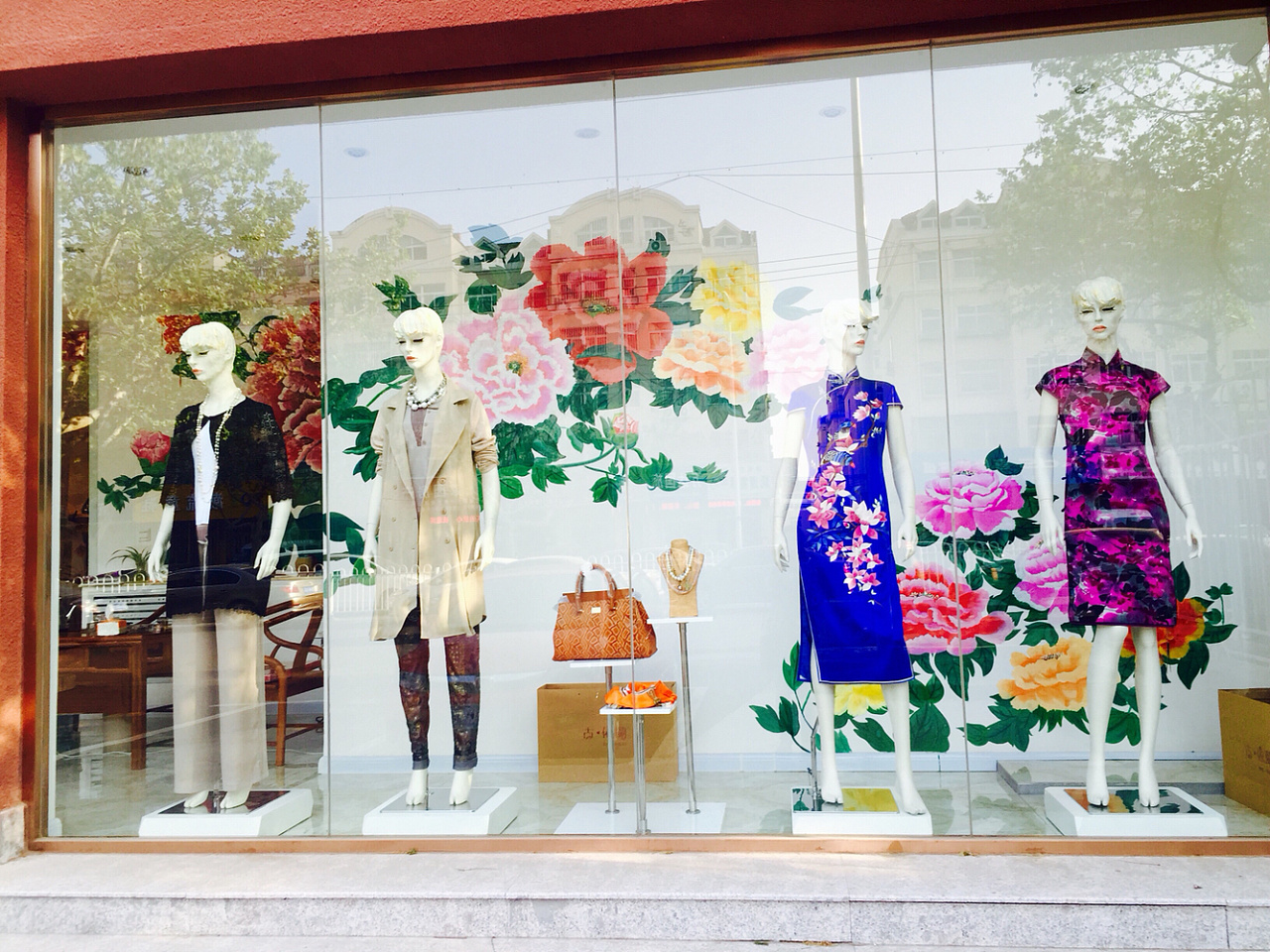「豹小玉手绘」旗袍店橱窗