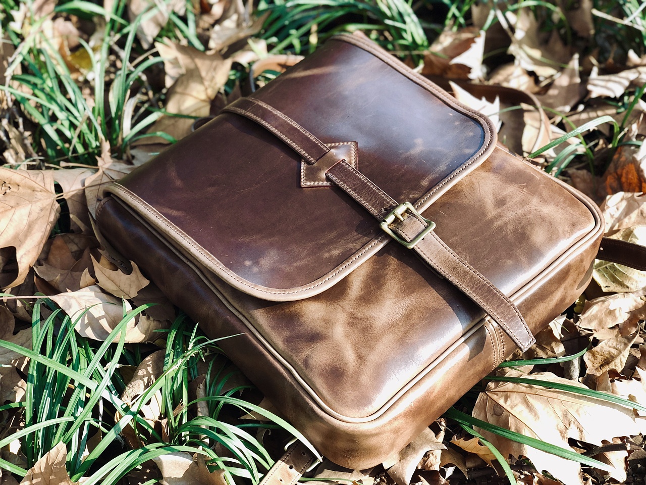 手工皮具双肩包霍尔文