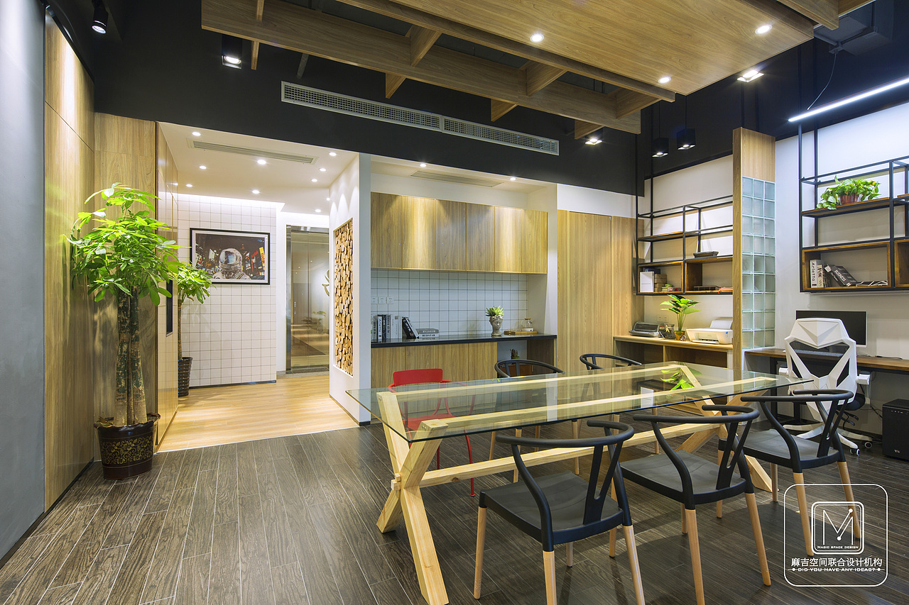 公共会议空间采用了虚实结合的材料处理,墙面上大面积的色块和木质材料,配合一张透明的玻璃会议室,让空间感立体通透起来。