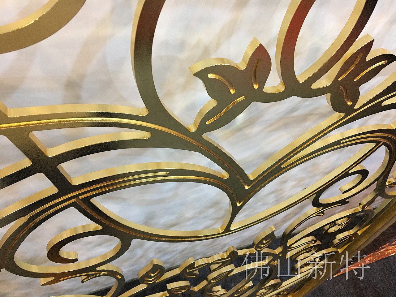 安装镀镜面K金铜屏风拍照背景也好看了