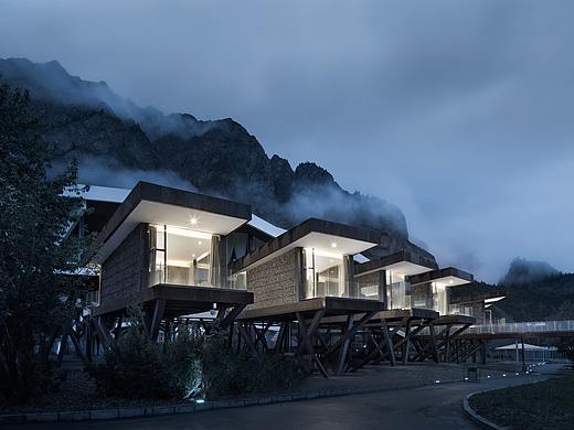 然乌湖国际自驾与房车营地，西藏 / 小隐建筑