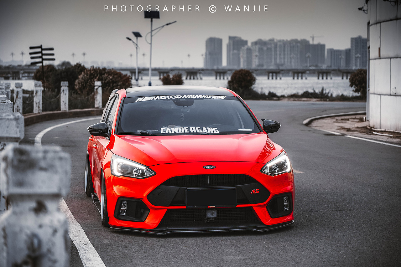 姿态贴地飞行福克斯