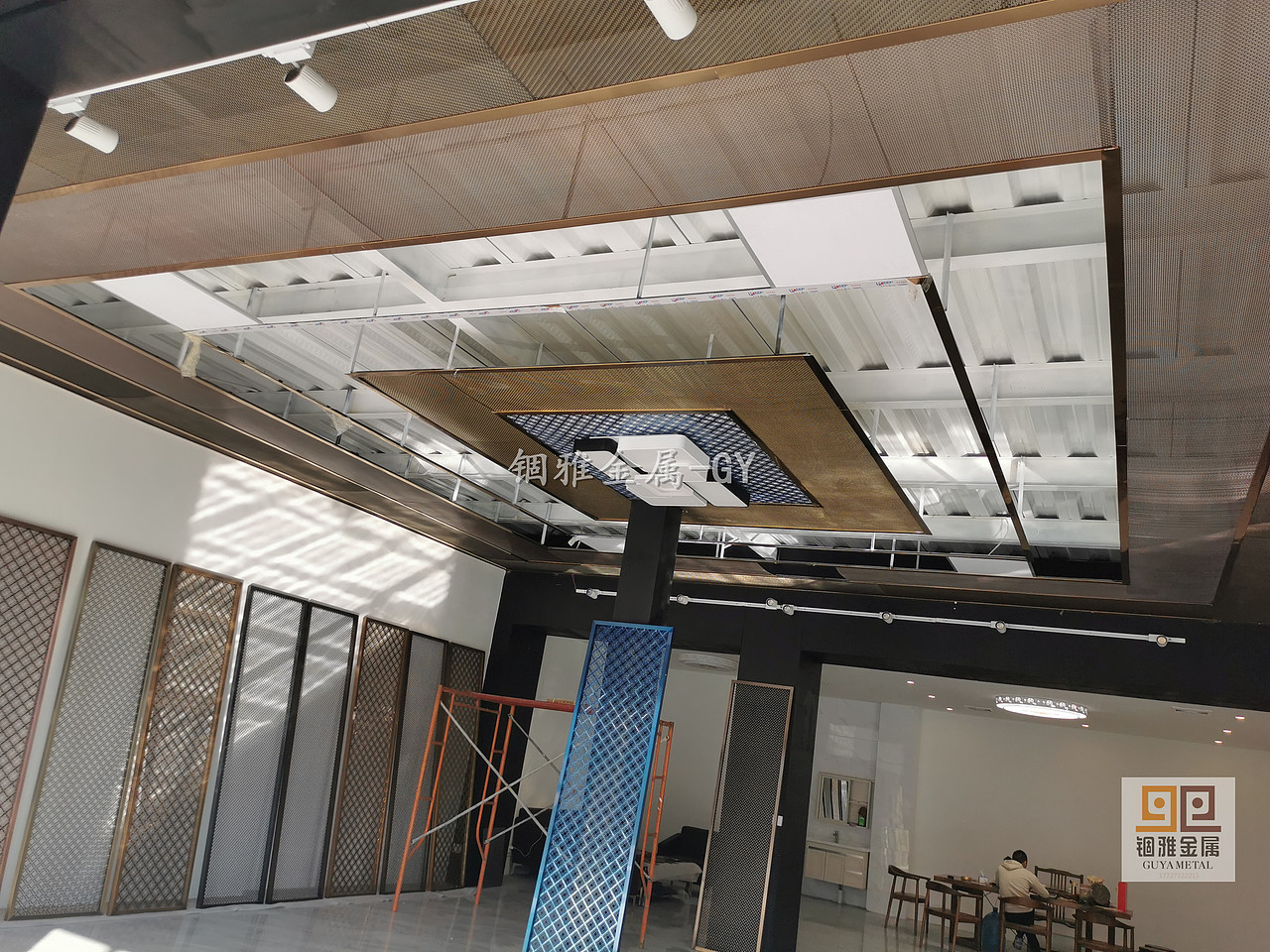 装饰吊顶彩色不锈钢金属网 装饰现场装修图