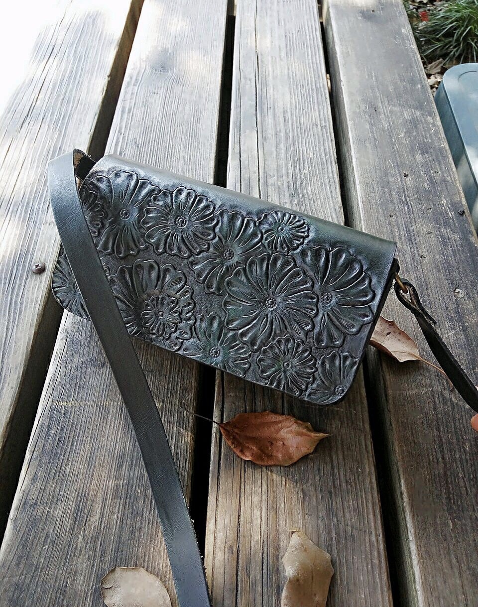 自己纯手工做的皮雕包包,雕的不是很好,哈哈哈