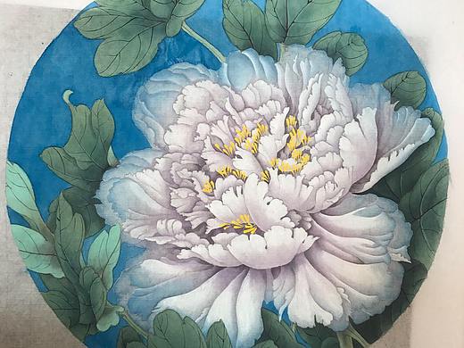 跟着师父学工笔画。工笔学问博大精深,我还在临摹阶段