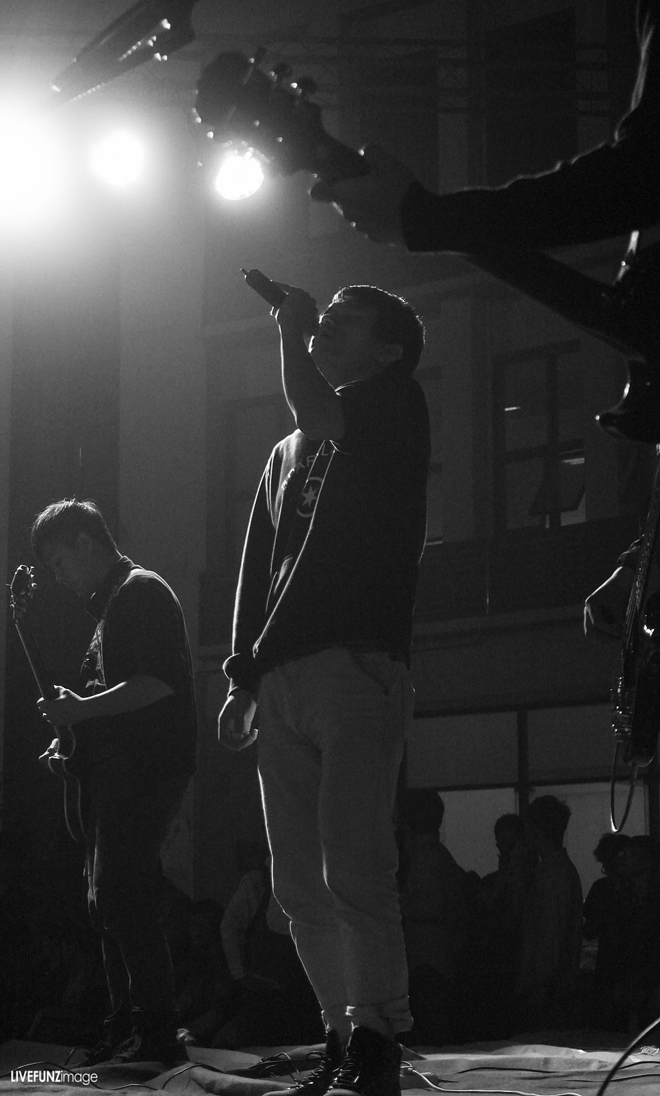 一场小型乐队现场演唱会