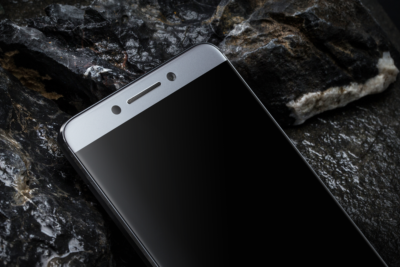 石块质感还不错，手机有点过了。