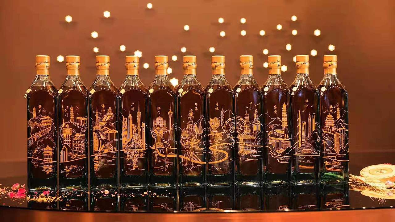 JOHNNIE WALKER尊尼获加 X 大湾区 蓝牌威士忌插画设计（图ZMTg3NjU1MDAw） - 包装 - 站酷设计师李耀辉TONG原创素材 - 站酷ZCOOL