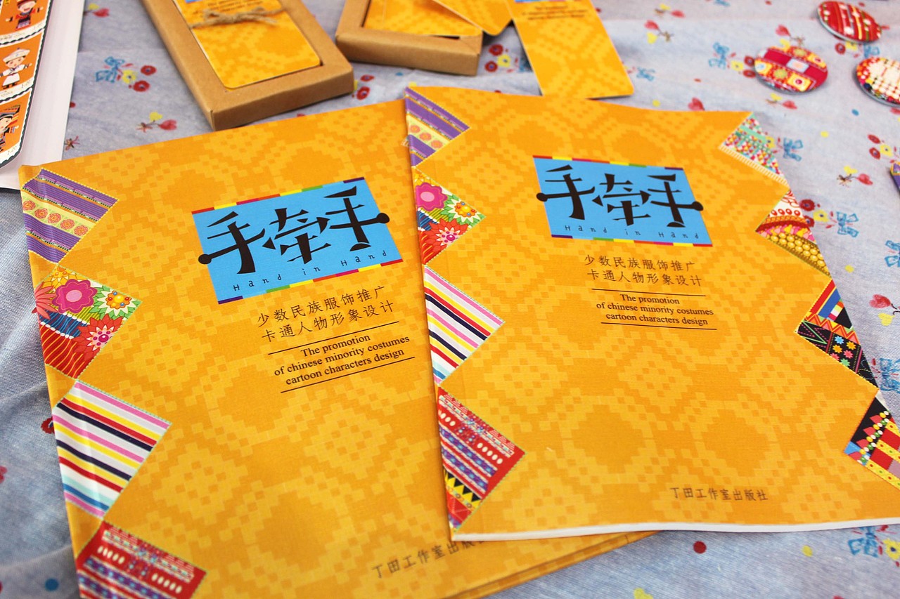 少数民族服饰推广·卡通人物形象设计（图ZMTAxMDgxNTY=） - 图案 - 站酷设计师奶奶Tina07原创素材 - 站酷ZCOOL