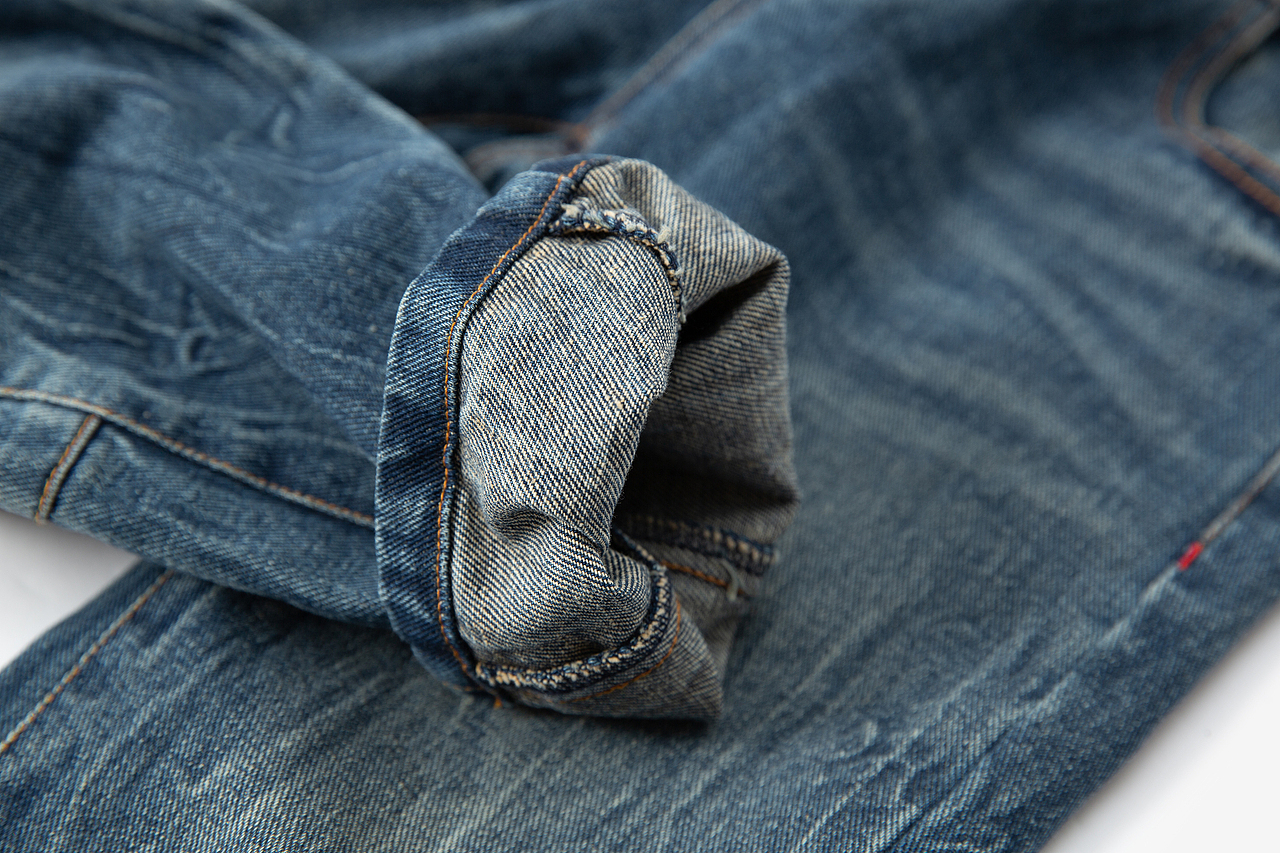 扭痕牛仔裤童装裤子服装静物白底产品拍摄图