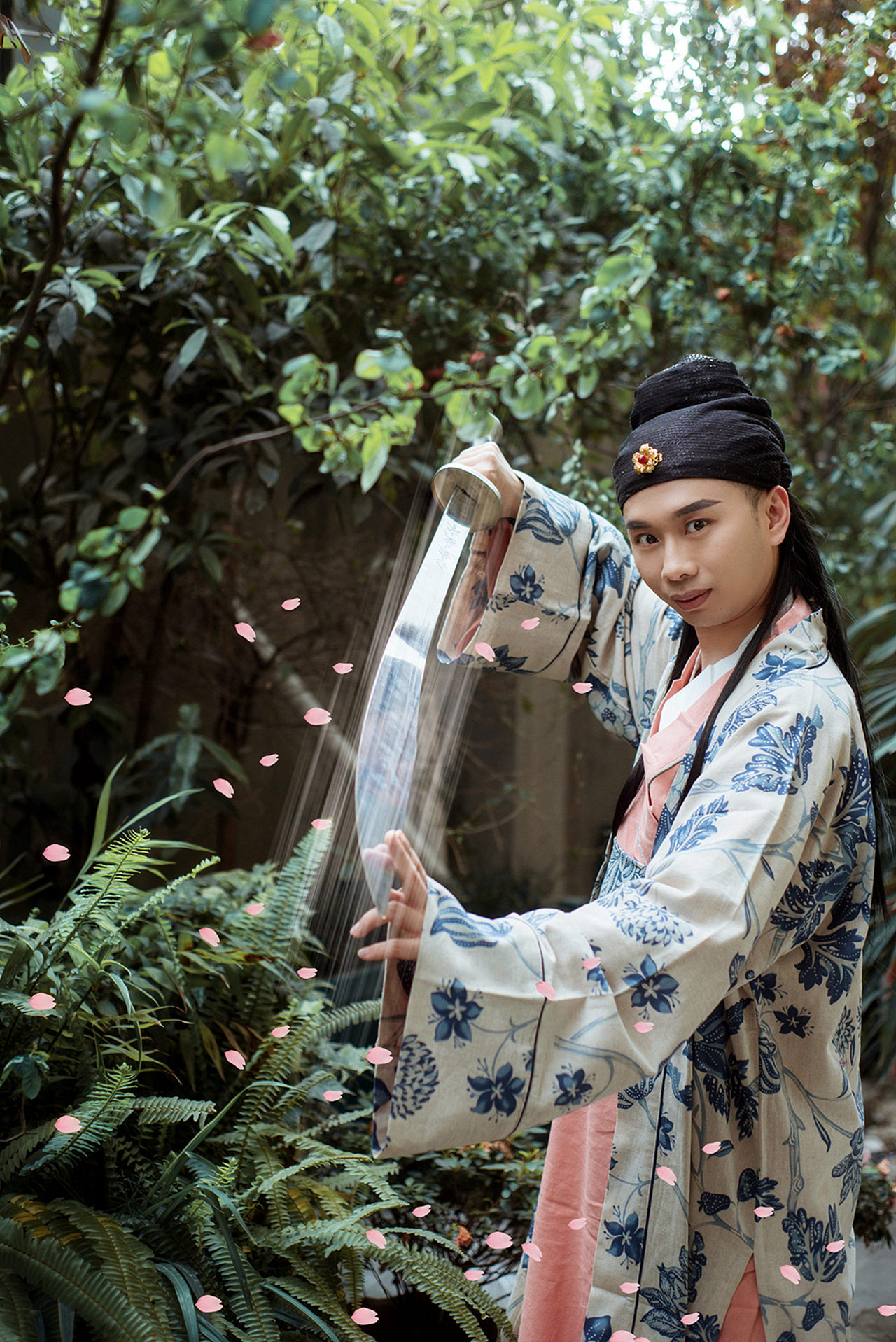 杨大侠(HeroYang):德国作家席勒说:“只有当人充分是人的时候,他才游戏;只有当人游戏的时候,他才完全是人。”面对武林的刀光剑影,即使活得战战兢兢,人也要有点游戏的精神。
<br>