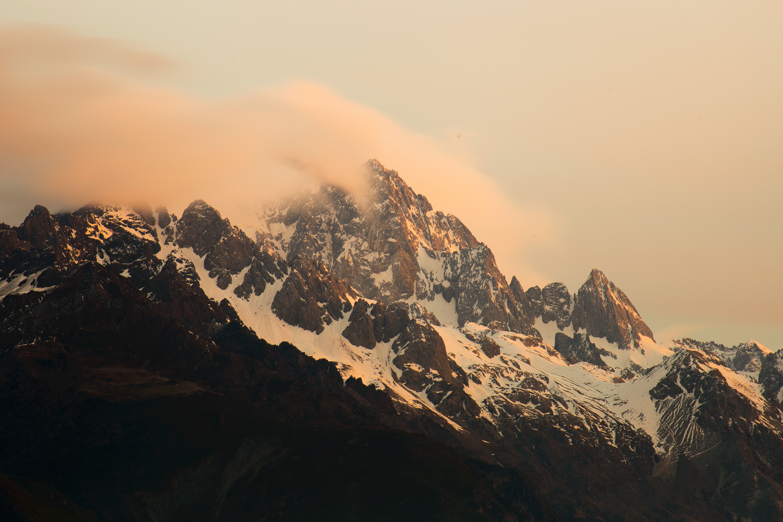 要离开这里了,再次爬起来用长焦拍了张雪山照片,清晨五点多的玉龙雪山
