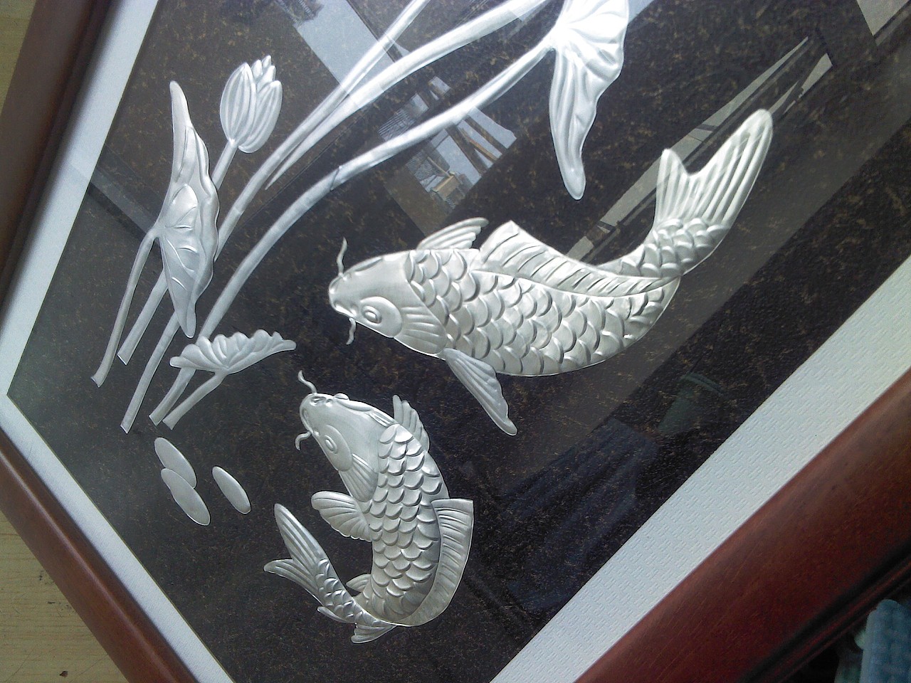 易拉罐画《鱼荷》