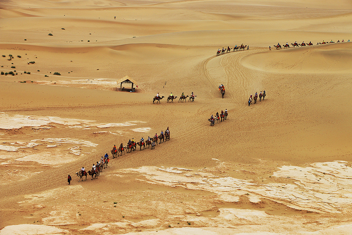 鸣沙山月牙泉边上的沙漠