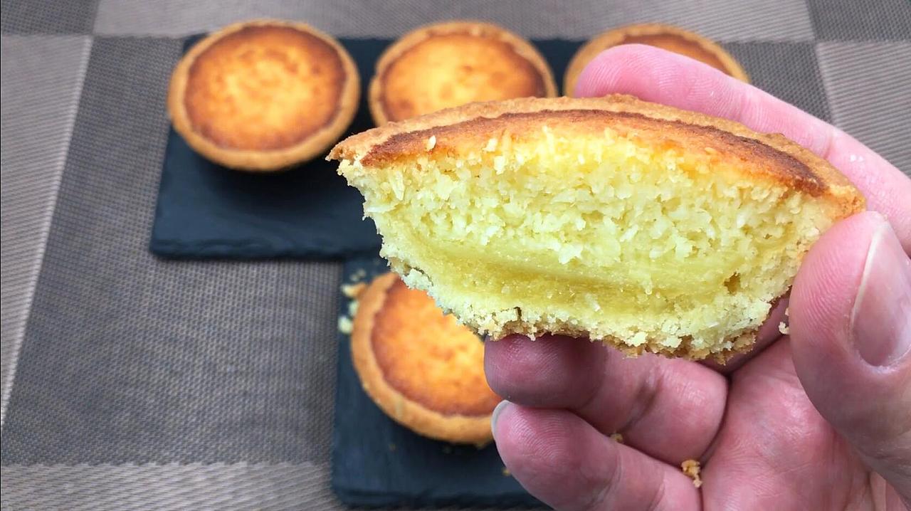 香浓椰挞,酥脆的挞皮,浓郁的椰蓉馅,简单又美味.