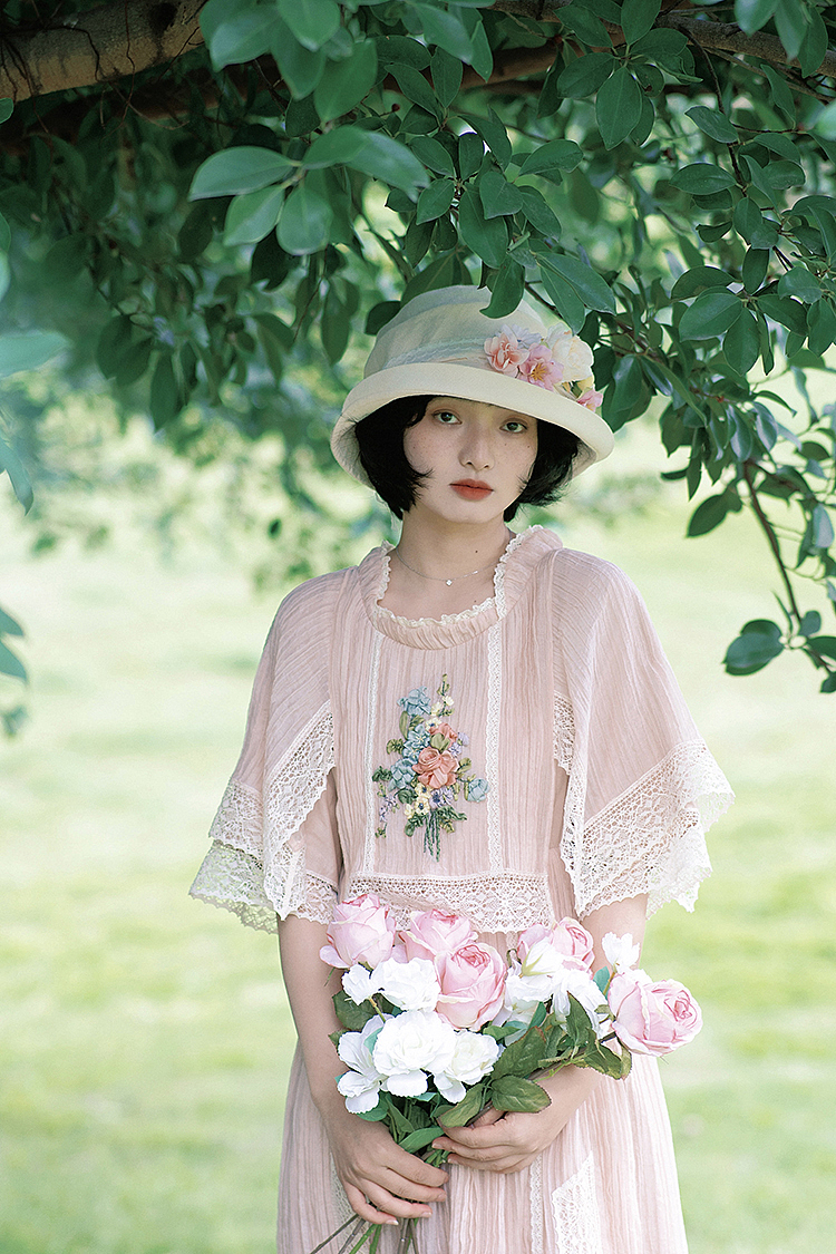 粉色丝带绣蕾丝拼接连衣裙