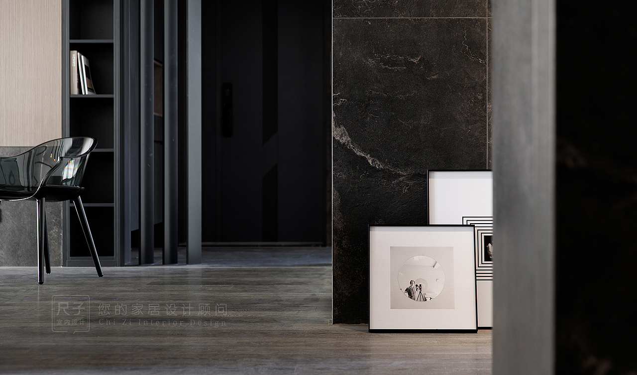 入户处的不锈钢屏风，每一根独立的柱体，都是活跃的内在张力；饰面板从墙面延伸至天花，让整个空间更显大气挺拔。