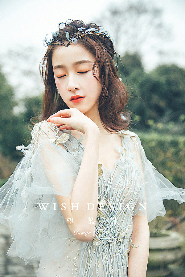 穿绿色系婚纱的小仙女，惊艳冬季玫瑰园