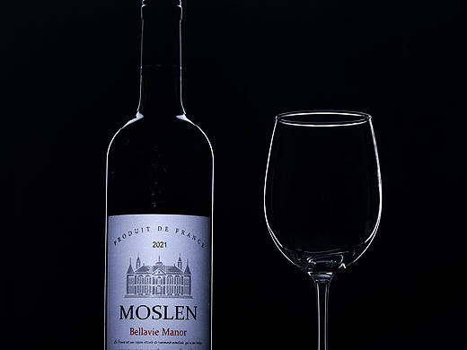 红葡萄酒和高脚杯