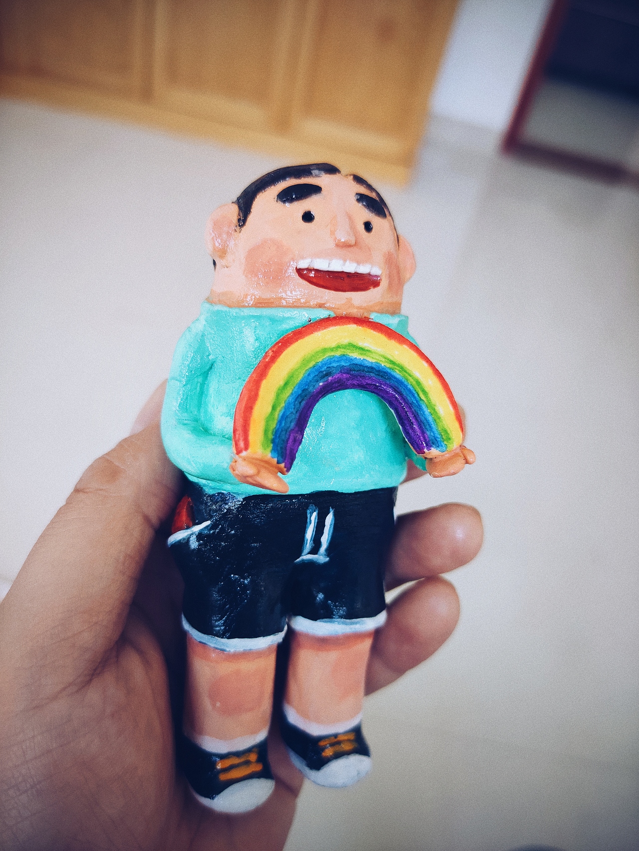 粘土手工手捧彩虹的小男孩