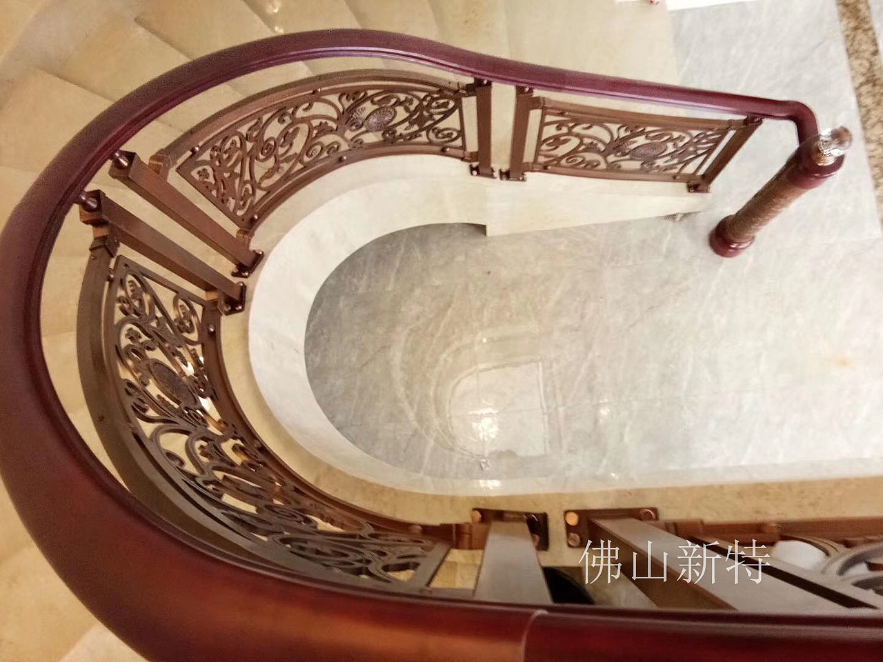 一款有古典风格的铜雕刻楼梯扶手