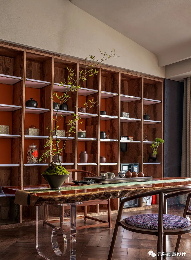 消解传统的质朴,混合当代的灵动。
<br>夯土与玻璃砖,实木与亚克力,多元材料、奇特造型、色彩碰撞以及拼贴组合,提供了新颖的美学表现力。