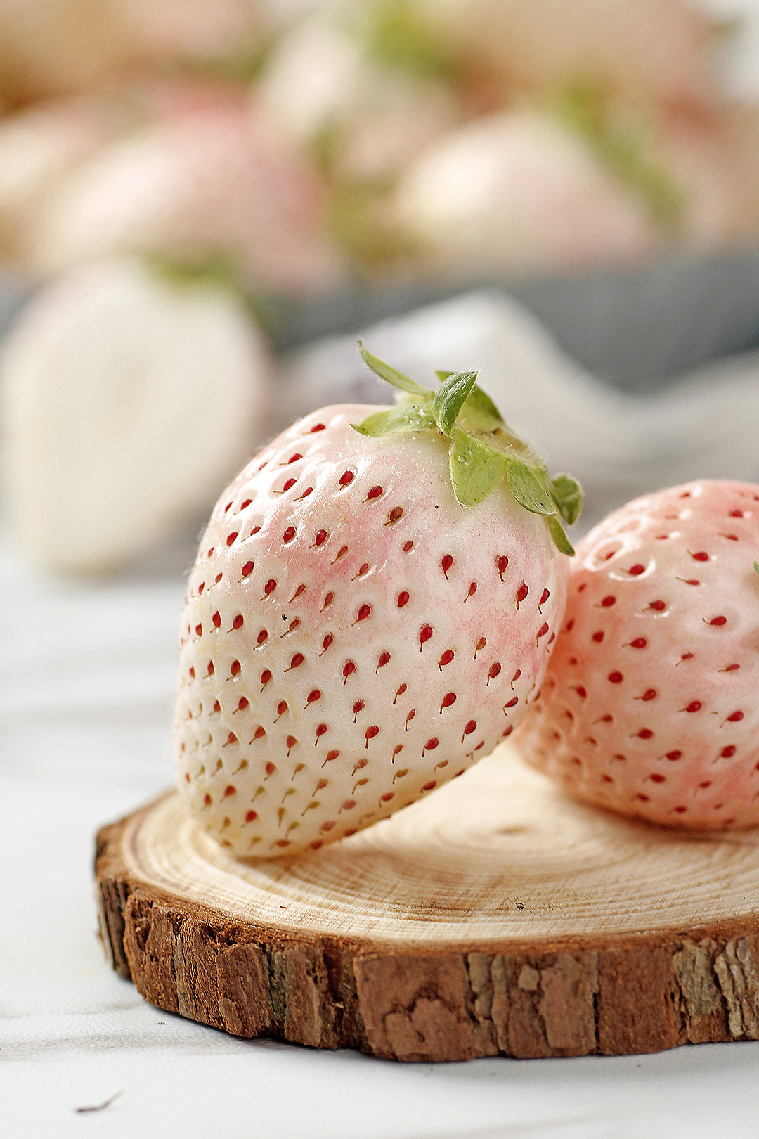 淡白草莓图片