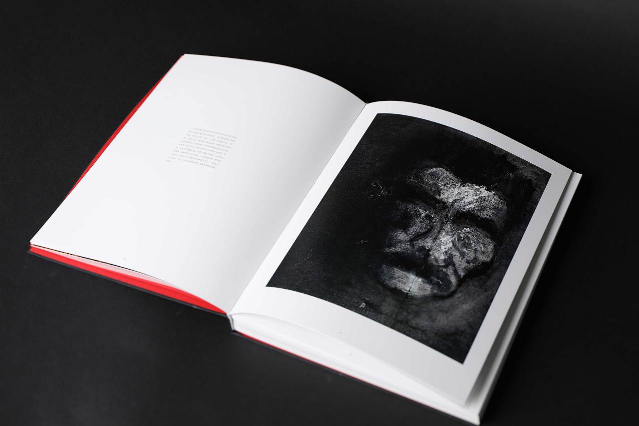 油画作品集,这一本软精装画册,没有采用华丽的工艺,但是封面嵌上的那