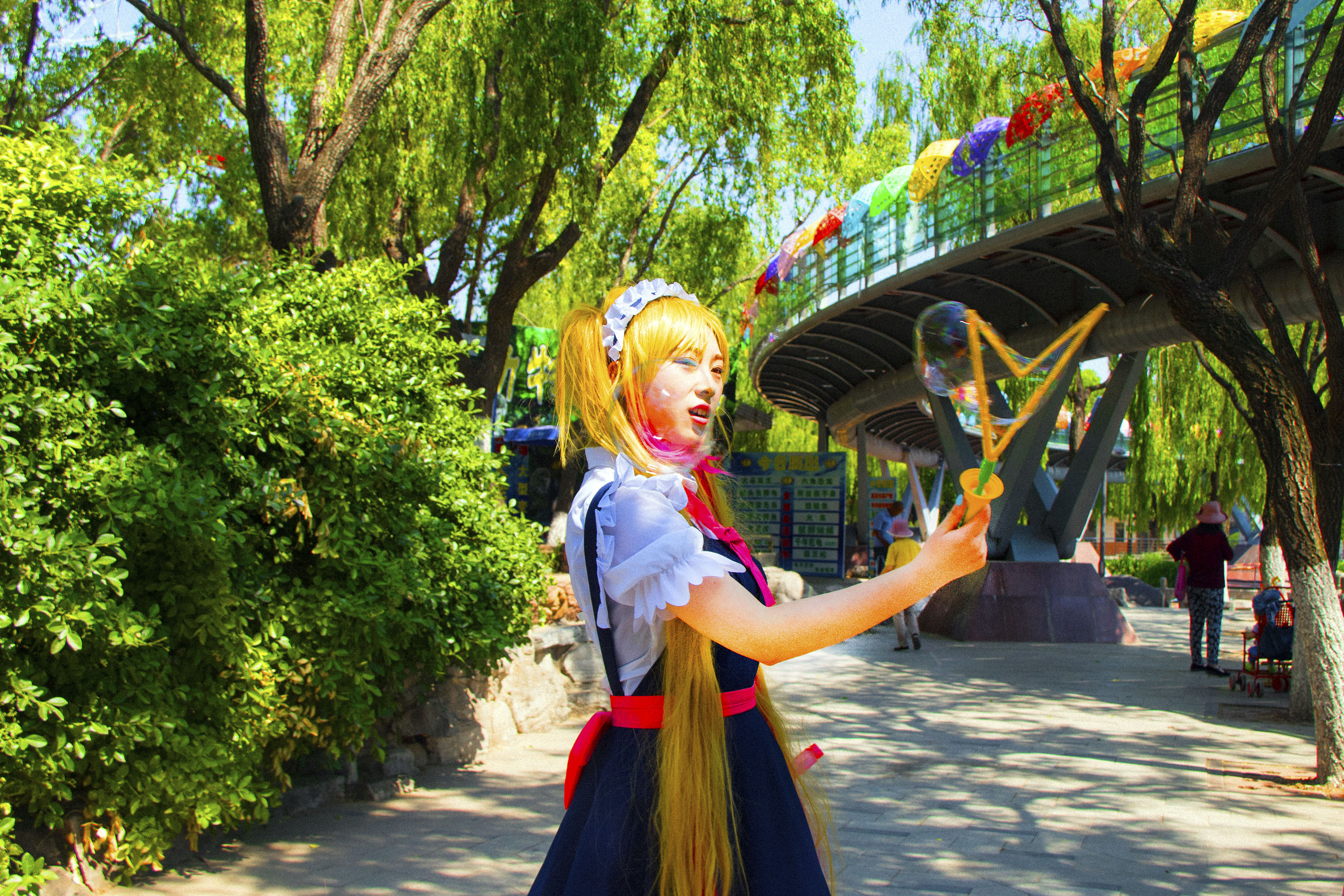 济南萌妹子户外cosplay龙女仆装