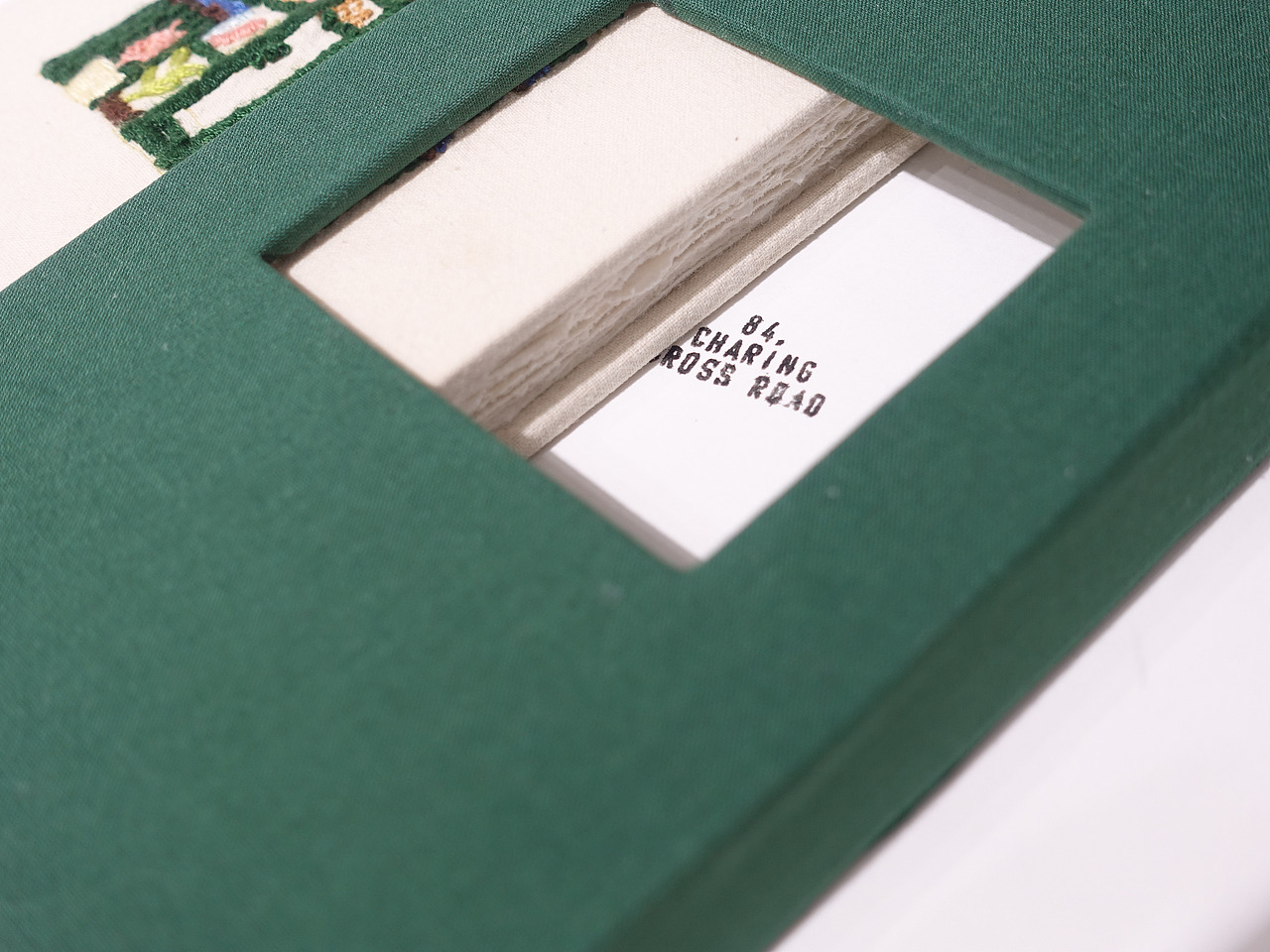 封套内盒写着书籍的名称