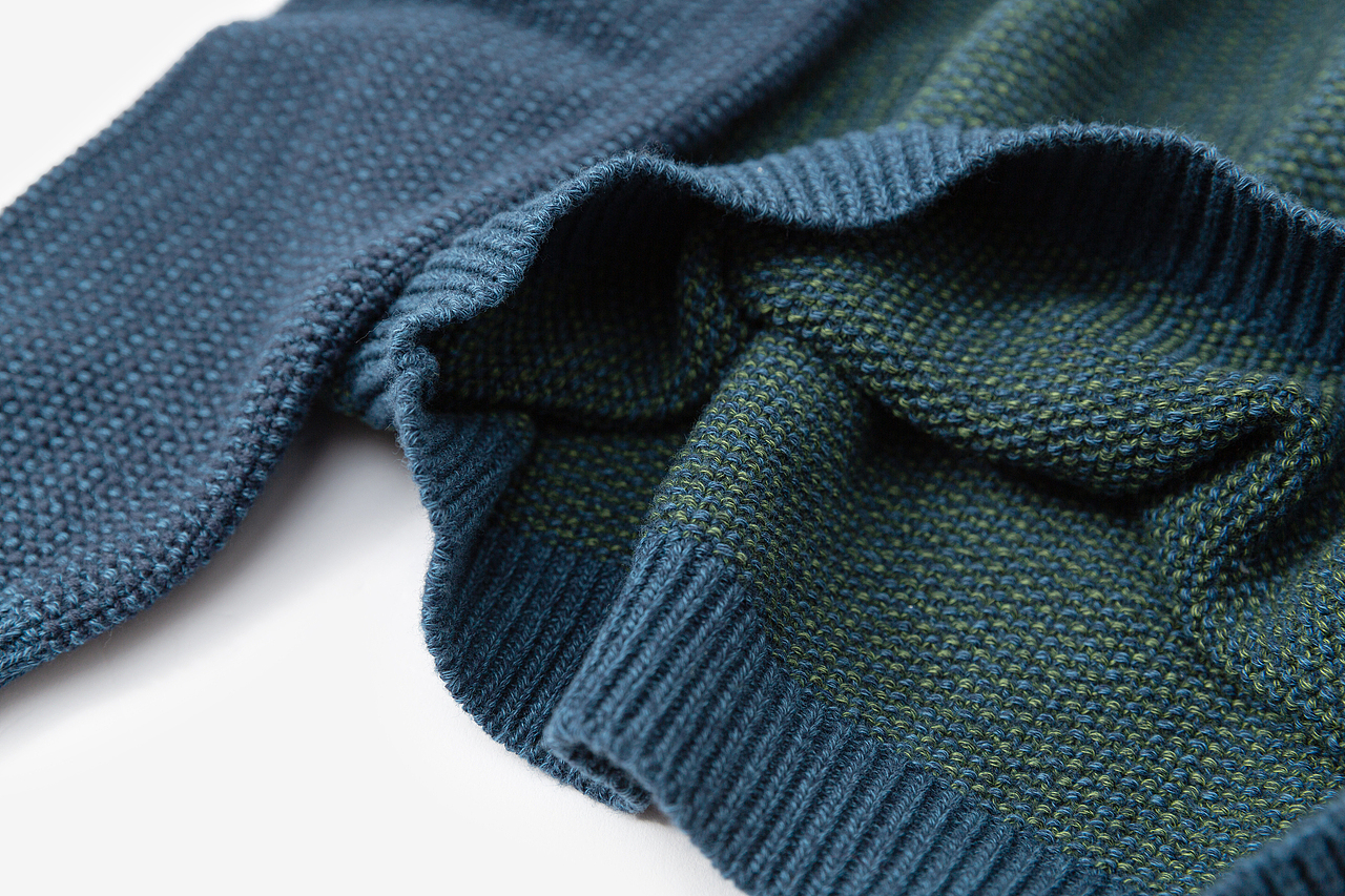 拼色圆领毛衣童装衣服服装静物挂拍平面拍摄白底图