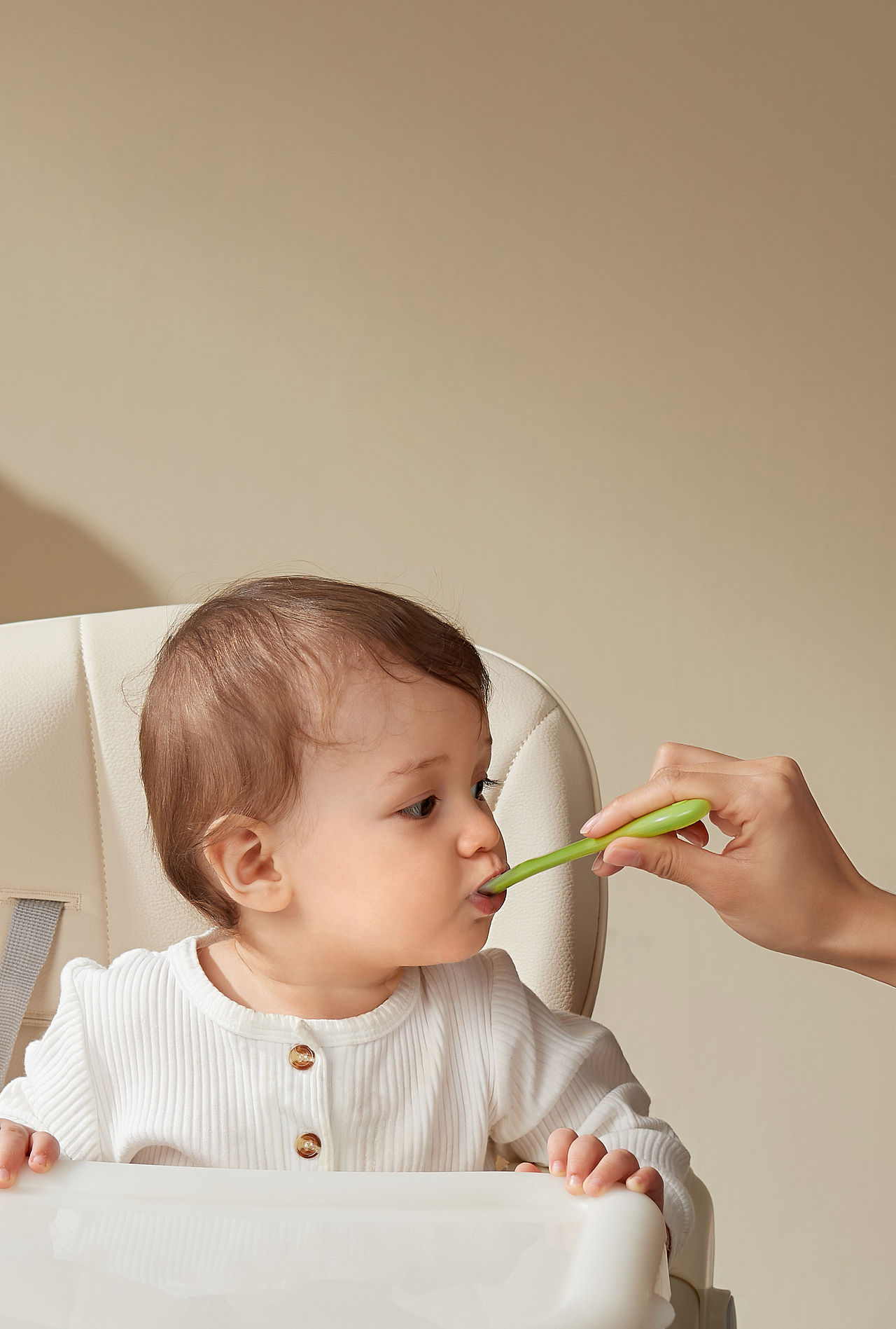儿童餐椅 客厅景 模特