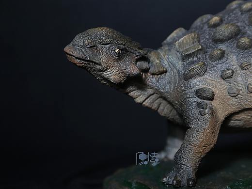 古生物复原雕塑在博物馆展出