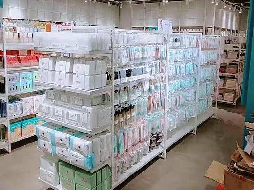 新民木制服装展示架 KM男装店铺照片 服装模特道具