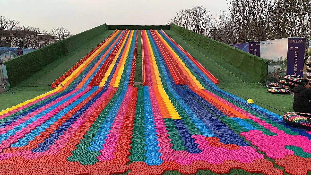 彩虹滑道七彩旱雪活动道具大型彩色滑梯厂家租凭