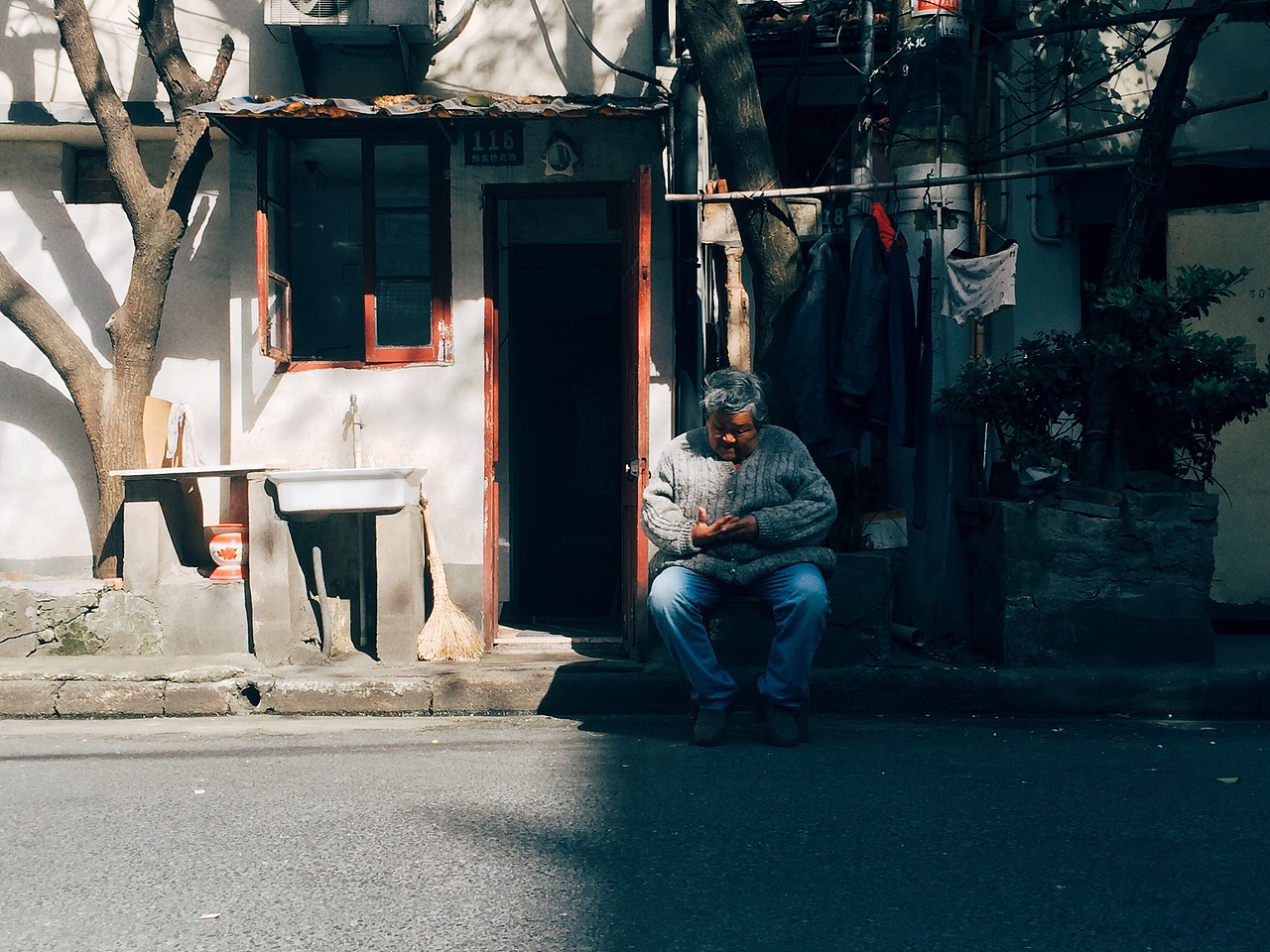 一半一半，阳光下是我，阴影下也是我。